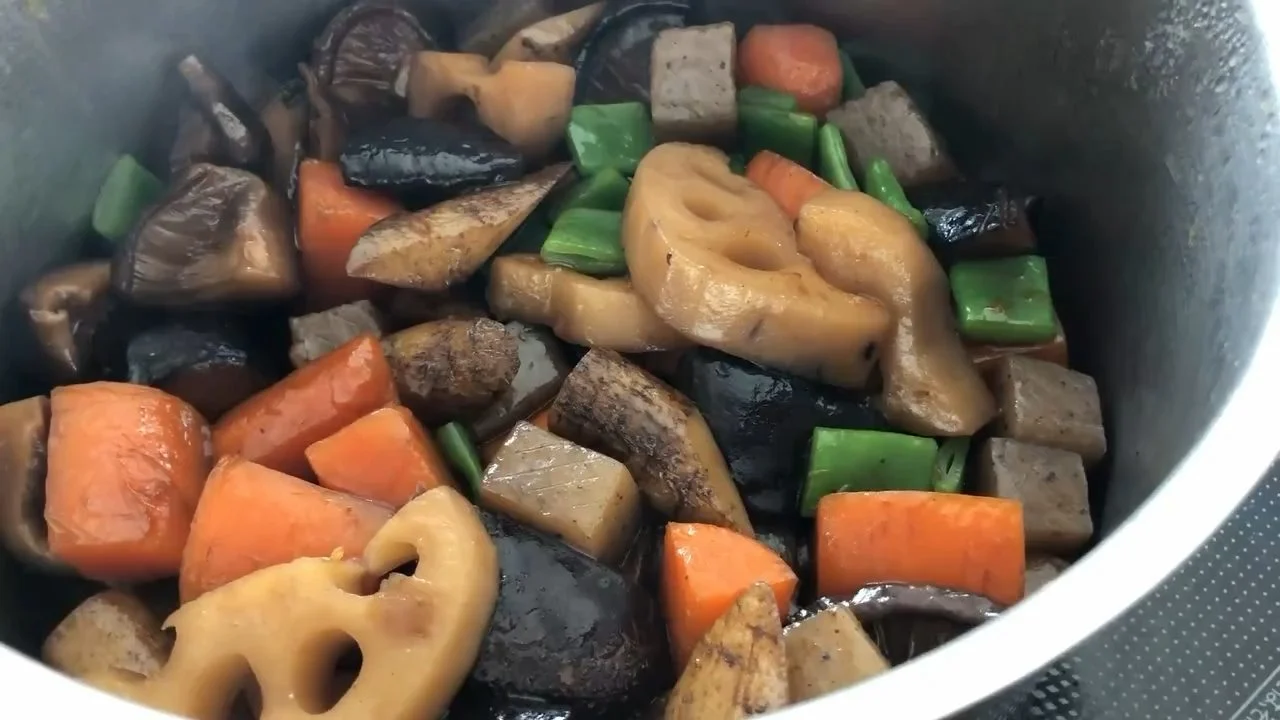 鍋で炊いている筑前煮